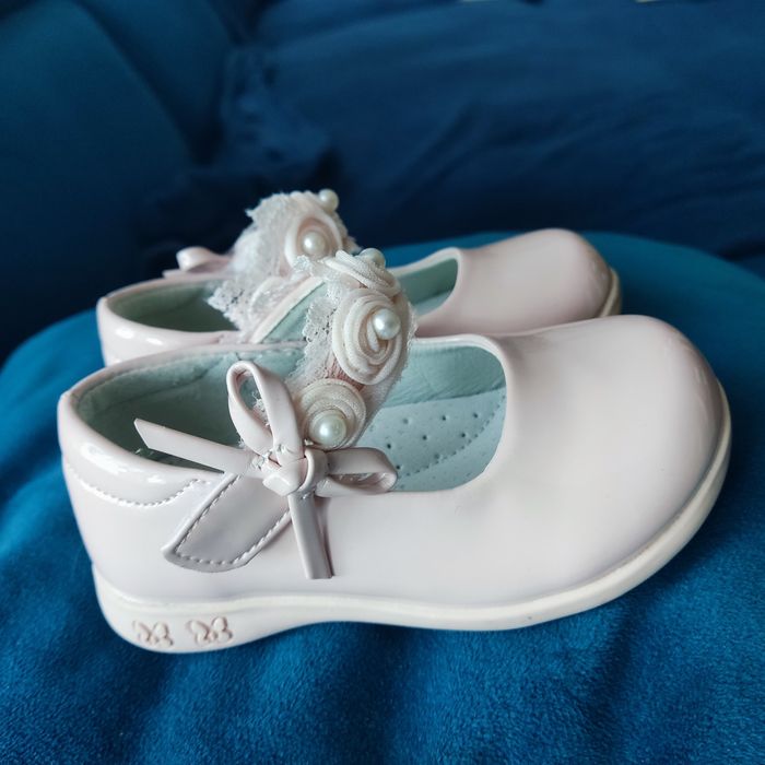 Sprzedam lakierki 22