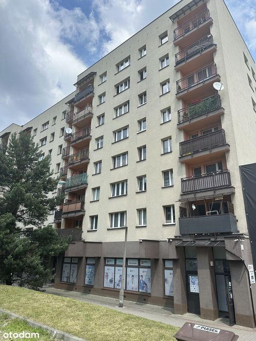 Atrakcyjne mieszkanie w dobrej lokalizacji z miejscem parkingowy.