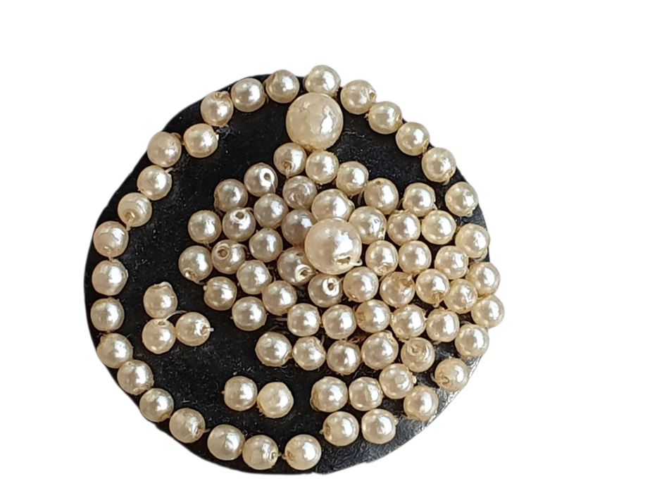 Stara zapinka przypinka oznaka brożka z perłami koralami lata 60/70