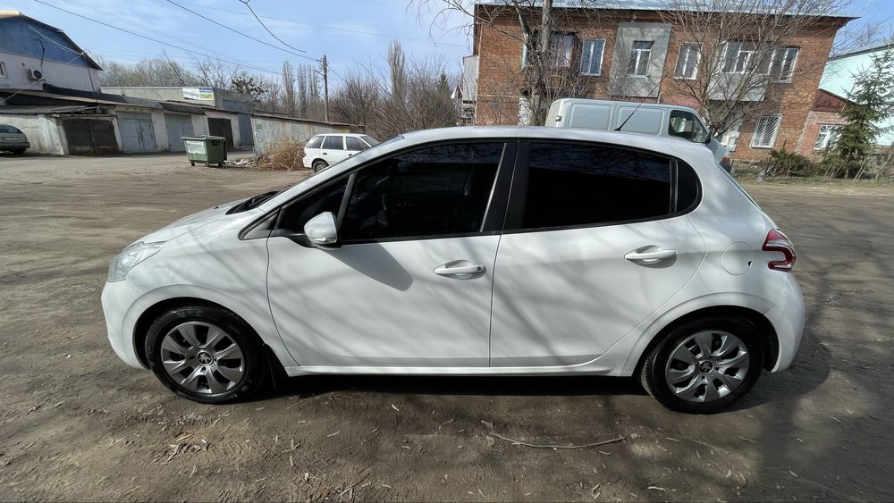 Peugeot 208 2013 | 1.2 бензин | механика