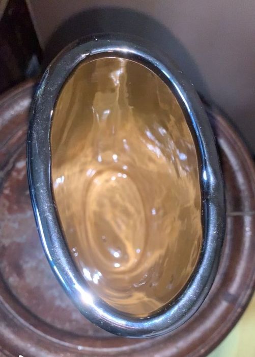 Wazon o srebnoszarym wykonczeniu.