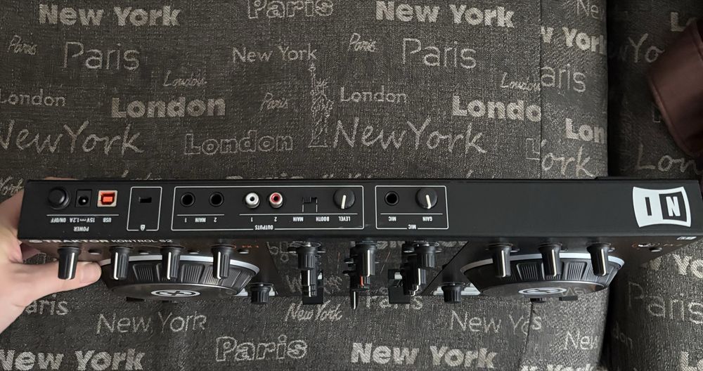 Продам DJ-контролер Traktor Kontrol S2 MK2