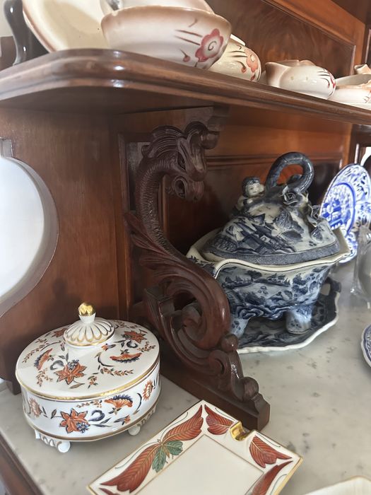 Móvel com alçado em madeira e mármore.