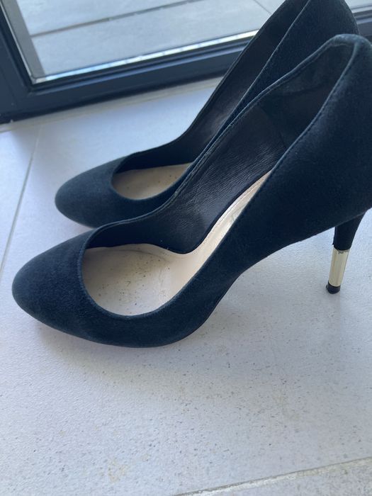 Sapatos pretos com saltos