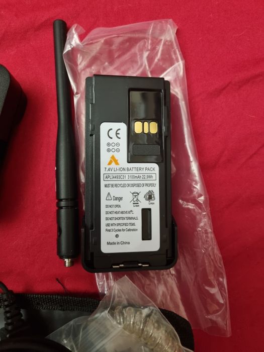 Комплект- рация  МОТОРОЛА-4400+зарядное+усиленная батарея+гарнитура