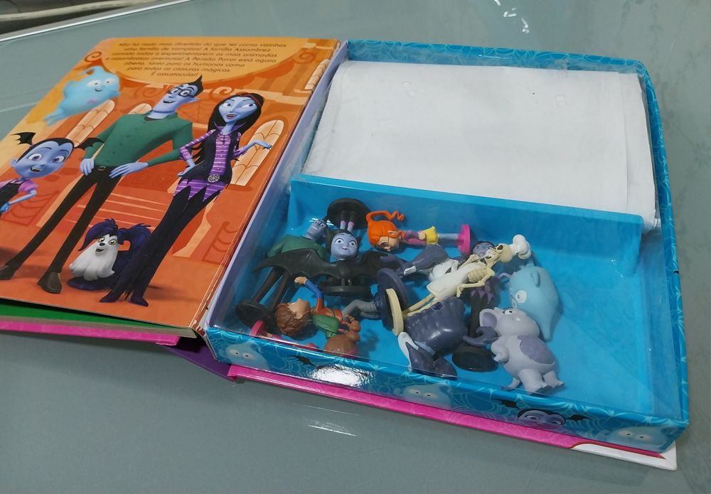 Vampirina, livro com 12 figuras e cenário