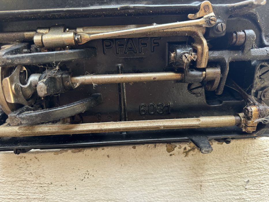 Máquina PFAFF Celebração 30 anos parecida com a singer