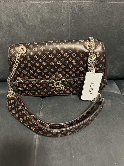 Torebka guess monogram na łańcuszku