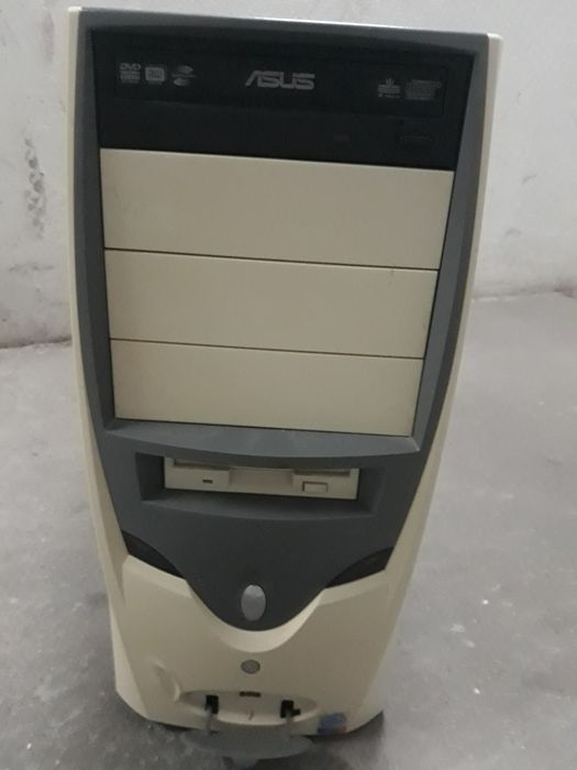 Carcaça de PC desktop com leitor de dvd e disquetes