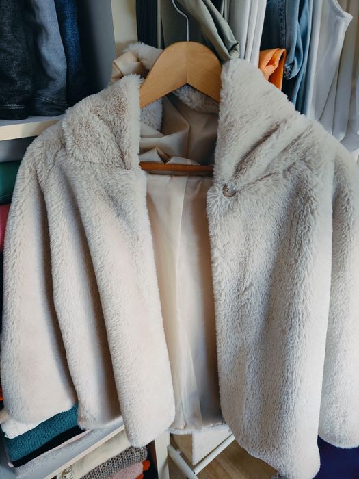 Casaco curto, com capucho, em pelo branco