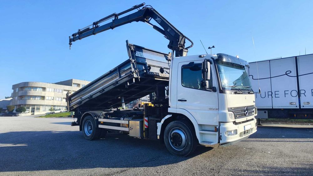 Mercedes Atego 1628 c/ caixa basculante trilateral e grua Hiab 122 E-4