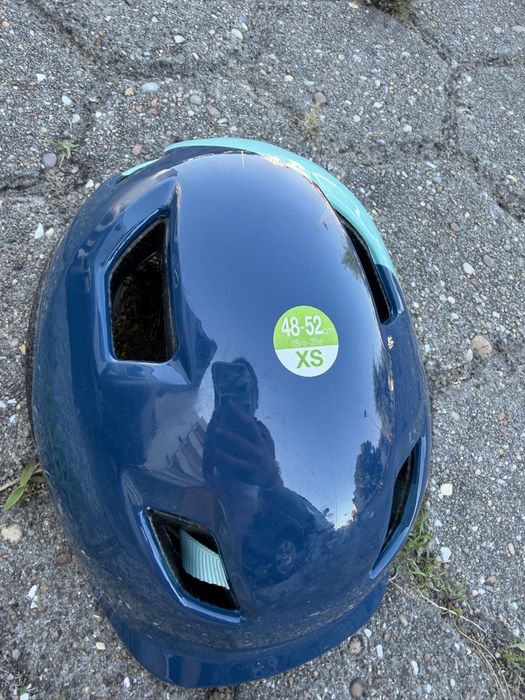 Bicicleta infantil com capacete