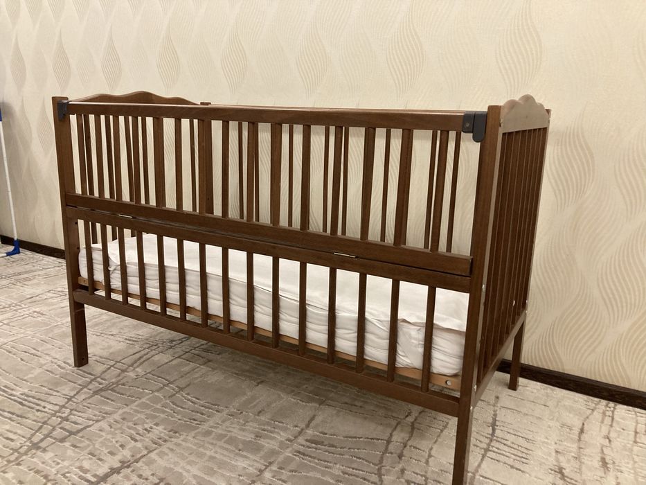 Дитяче ліжко з маятником.