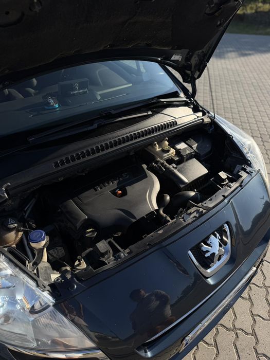 PEUGEOT 5008 2012