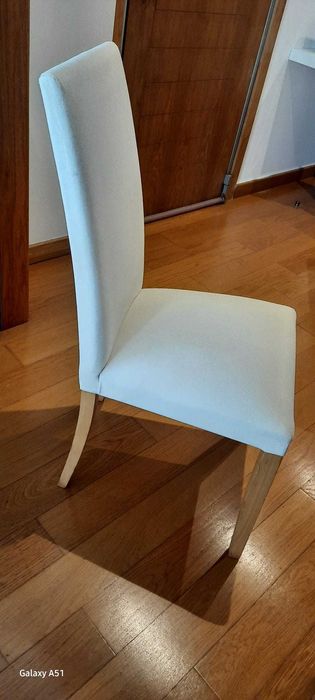 Mesa de jantar de madeira com 6 cadeiras