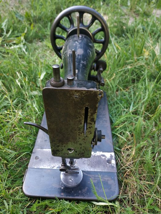 Zabytkowo stara maszyna do szycia Singer