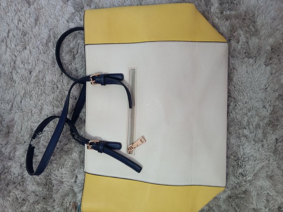 Mala de ombro em tons suaves