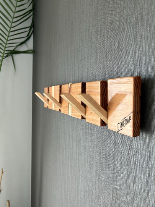 Cabide de parede feito em pinho.