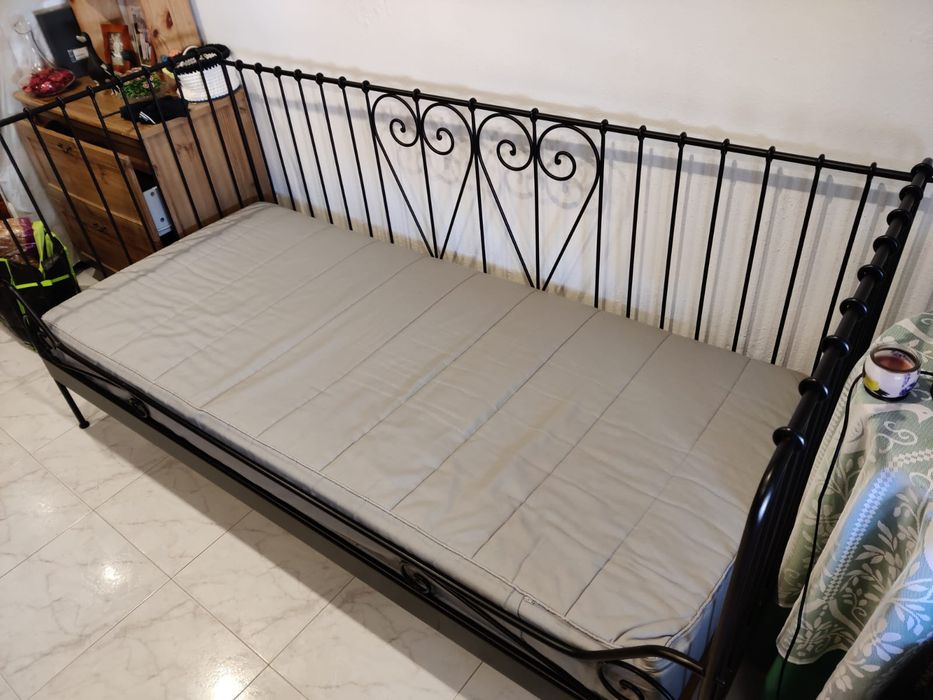 Cama de ferro com estrado e colchão IKEA