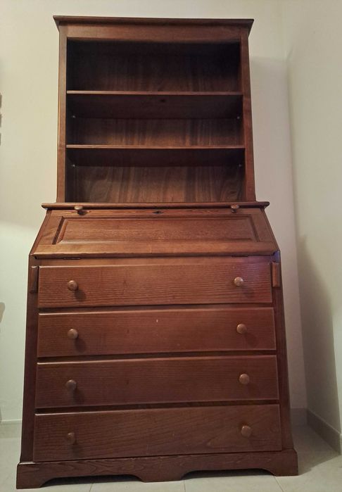 Escrivaninha com estante e gavetas