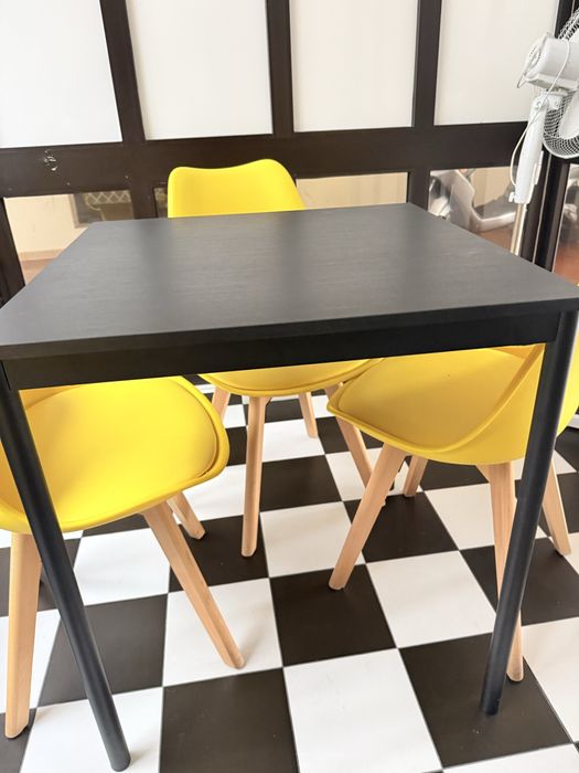 Mesa e cadeiras como novas