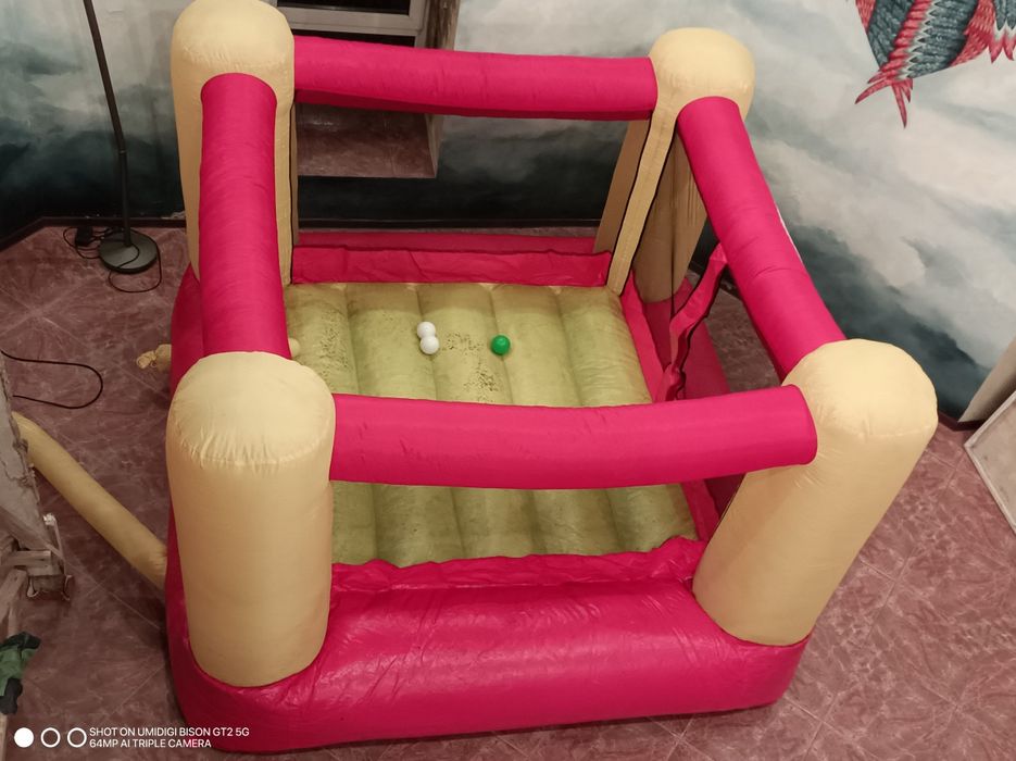 Батут надувний ігровий центр з компрессором.