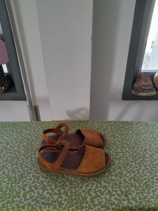 Vendo Sandálias de Criança ZARA muito bonitas como novas