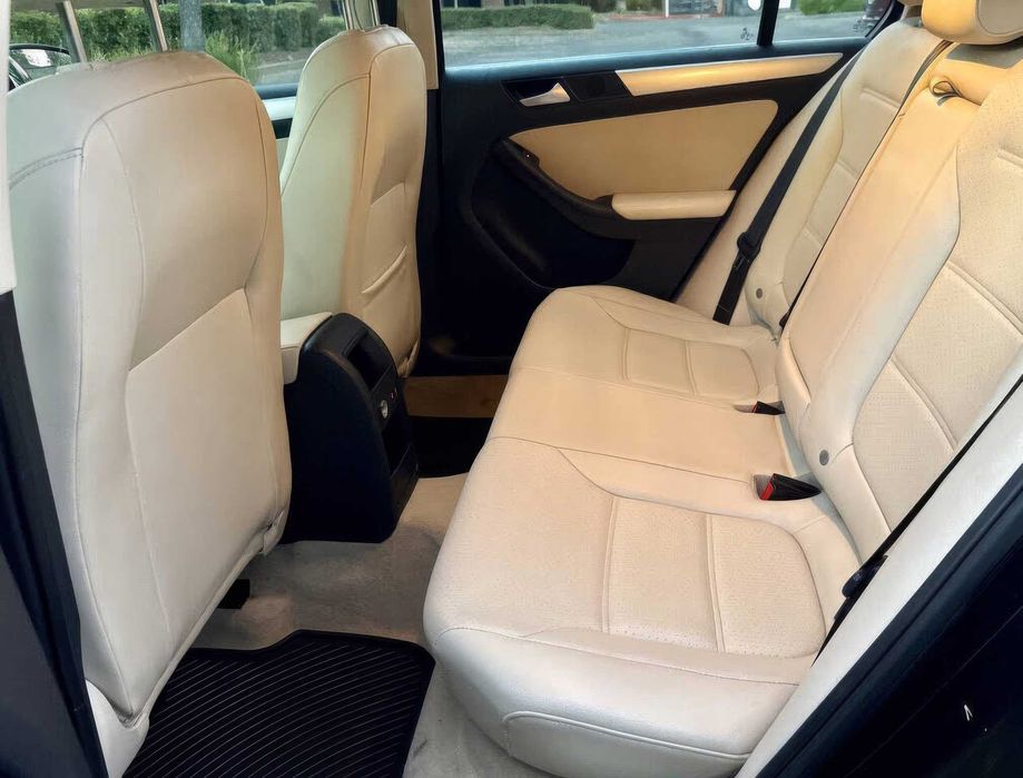 Volkswagen Jetta SE with Connectivity      2014