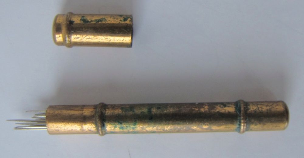 Набор для рукоделия в кожаном футляре винтажный