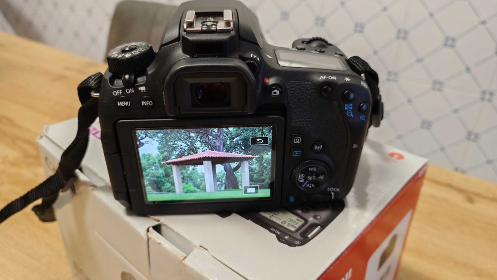 Camara Canon 77D como nova