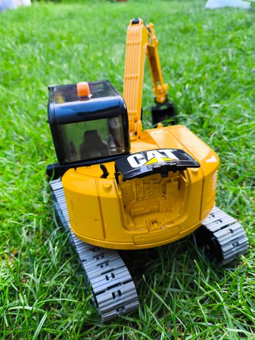 Koparka CAT firmy bruder