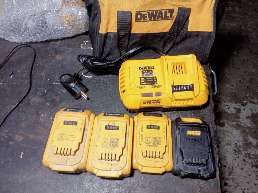 Dewalt сумка акб: 700 грн. - Пускові та зарядні пристрої Чемерне на Olx