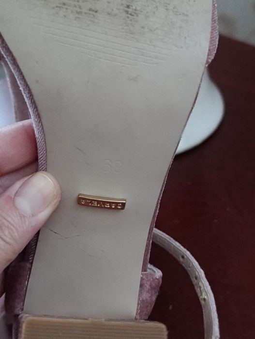 Продам босоніжки Carvela