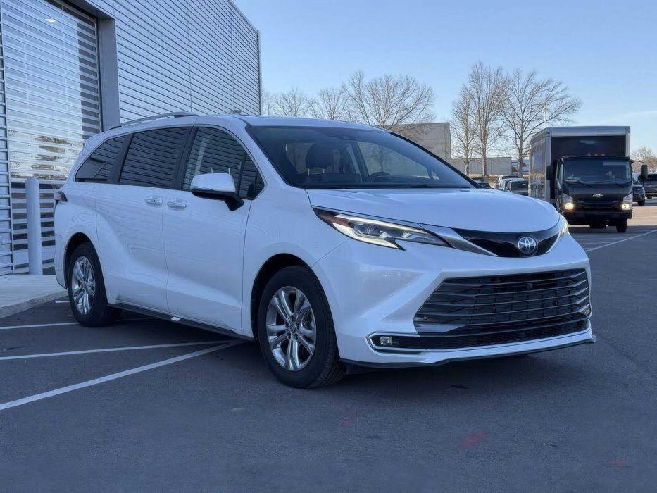Toyota Sienna Platinum 7-Passenger      2023