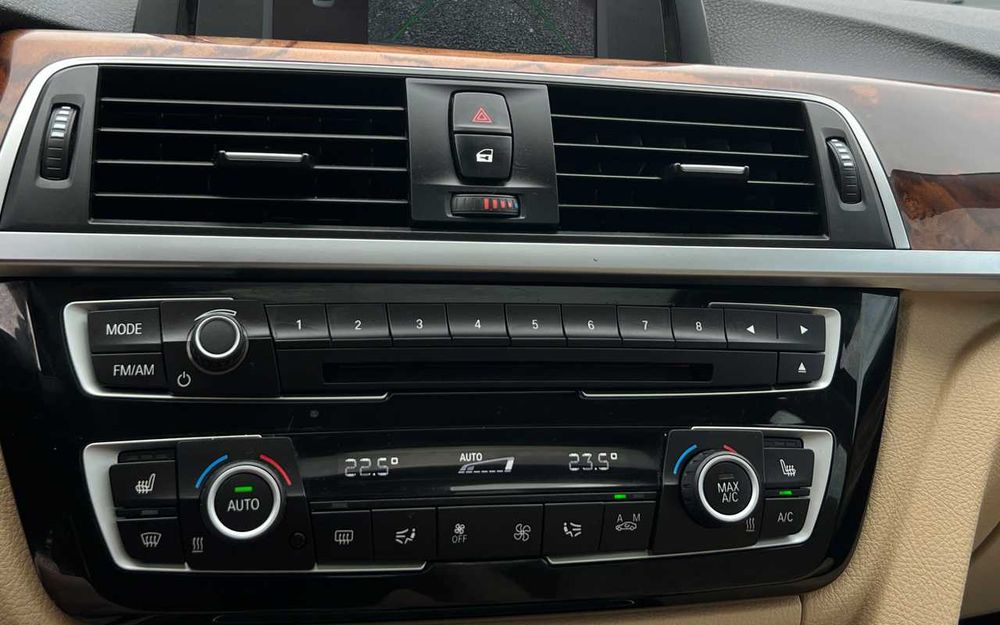 BMW 320 I 2017 року