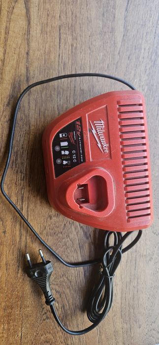 Ładowarka do akumulatorów elektronarzędzi Milwaukee M12 C12C