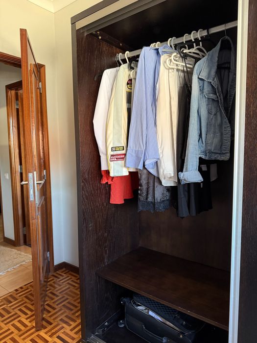 Guarda-roupa com portas de correr e espelho (robusto de madeira)