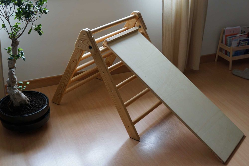 Triângulo de Pikler com prancha de escalada/escorrega