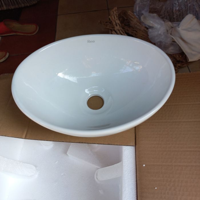 Malutka umywalka do łazienki lub WC