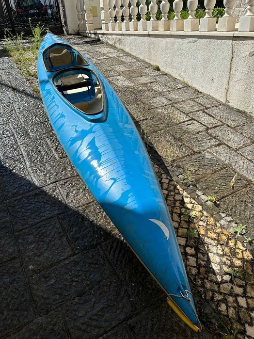 Canoa azul e branca Nelo