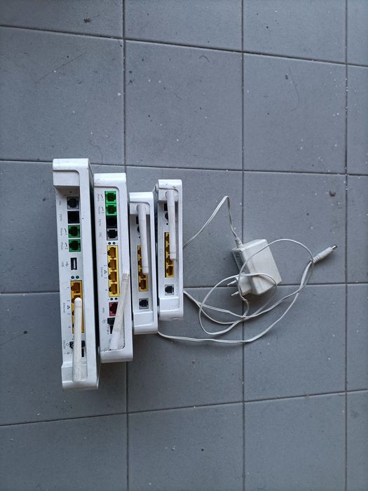 Vários marcas routers, marca Cisco