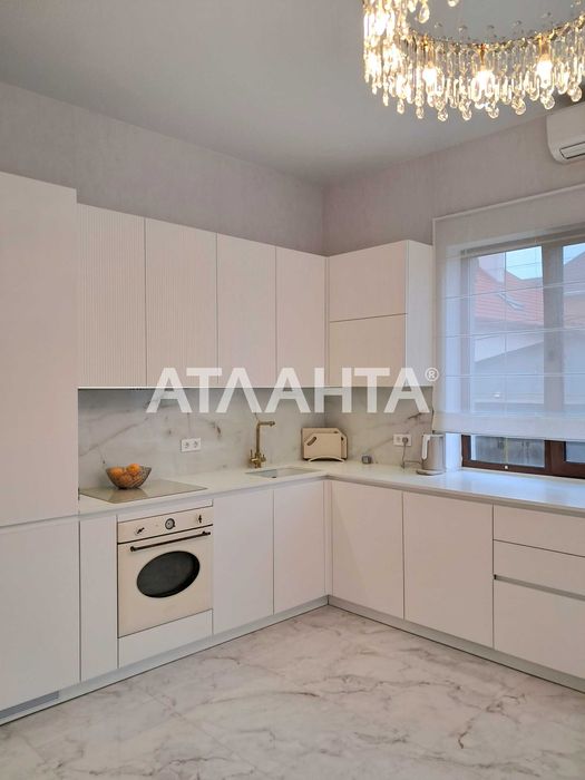 Хороший двухэтажный дом с ремонтом