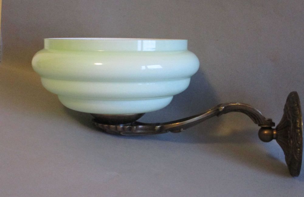 Trzy mosiężne kinkiety (Para kinkietów plus jeden = komplet).