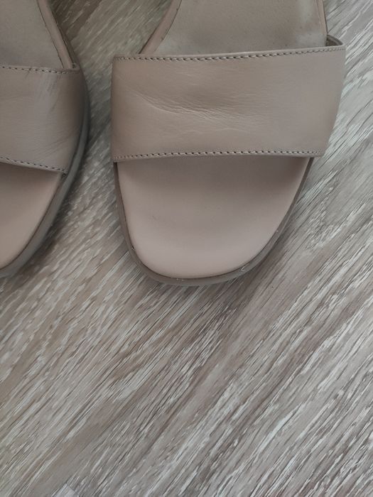 Beżowe sandały na obcasie Ryłko