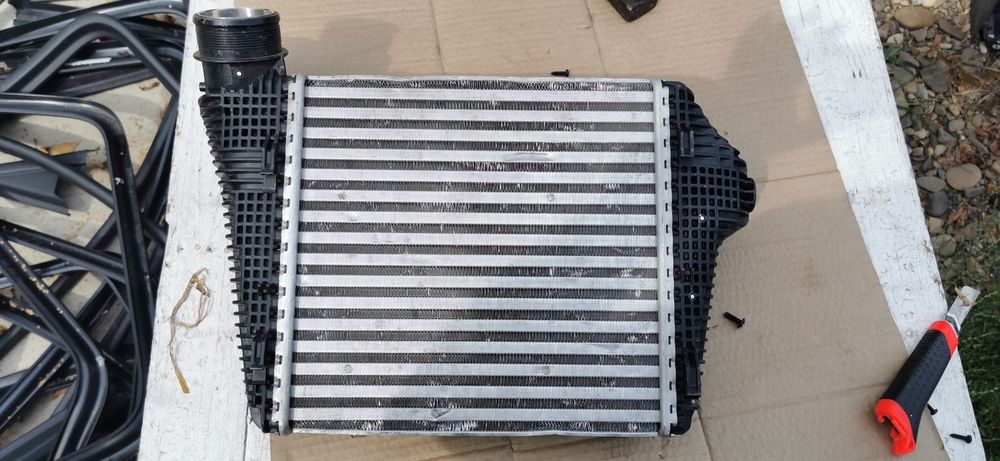 95b145804 D,H,F радиатор интеркулера Macan рестайл