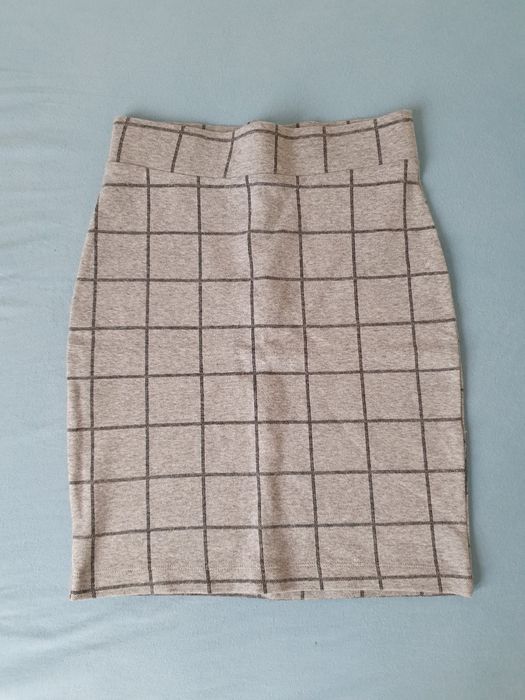 Szara spódnica w czarną kratkę