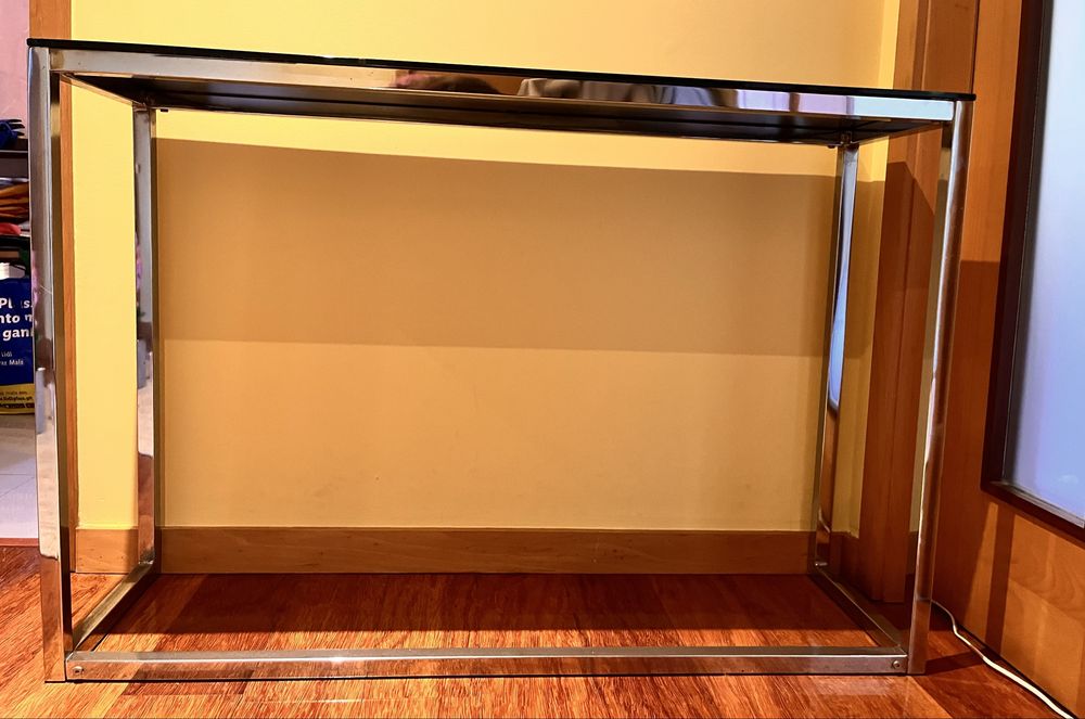 Consola em vidro preto e estrutura metálica