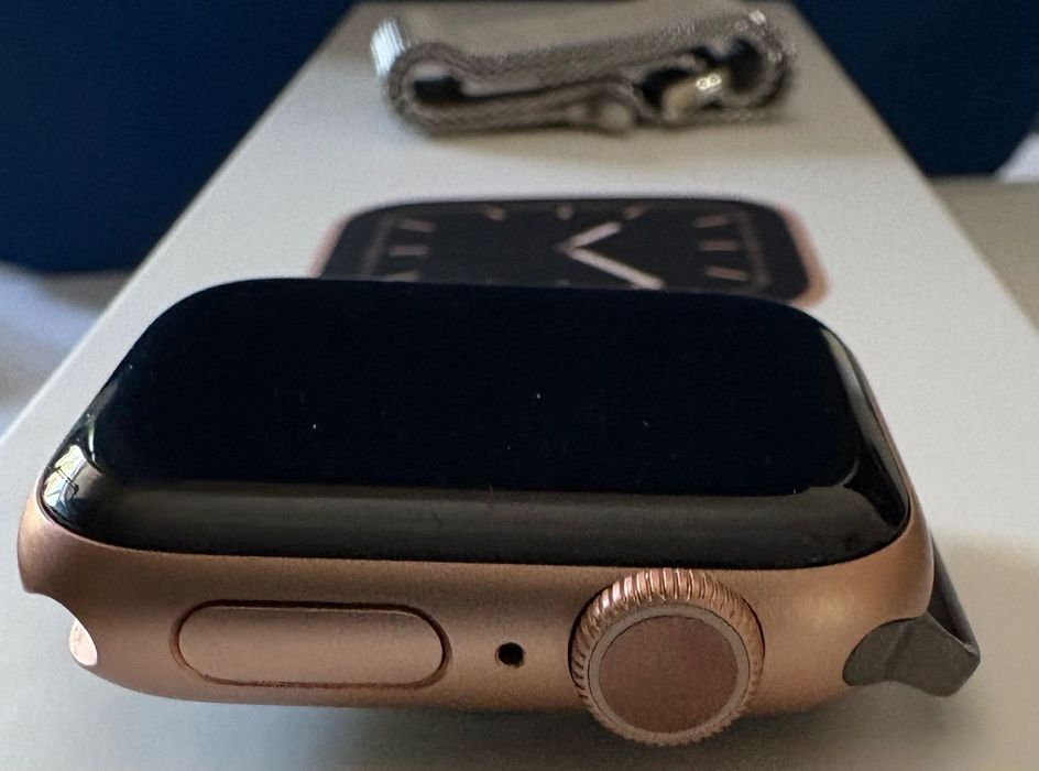 Apple Watch Series 5 (GPS, 40MM)