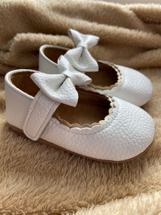 Білі шкіряні пінетки/босоніжки з бантиком для дівчинки