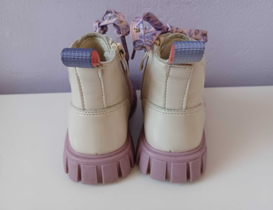 Lakierowane botki dziewczęce